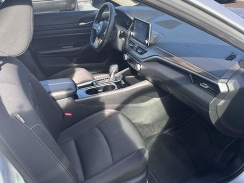 Used 2024 Nissan Altima 2.5 SV image 9