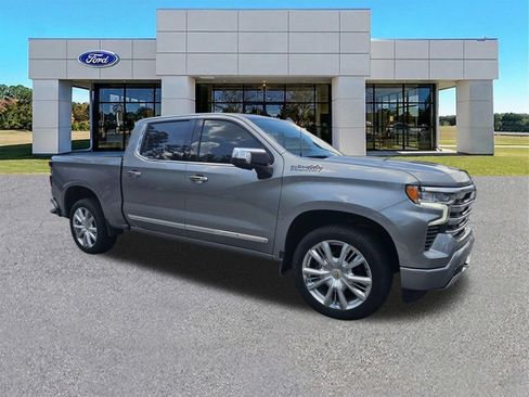 Used 2024 Chevrolet Silverado 1500 High Country w/ Technology Package AWD/4WD image 2