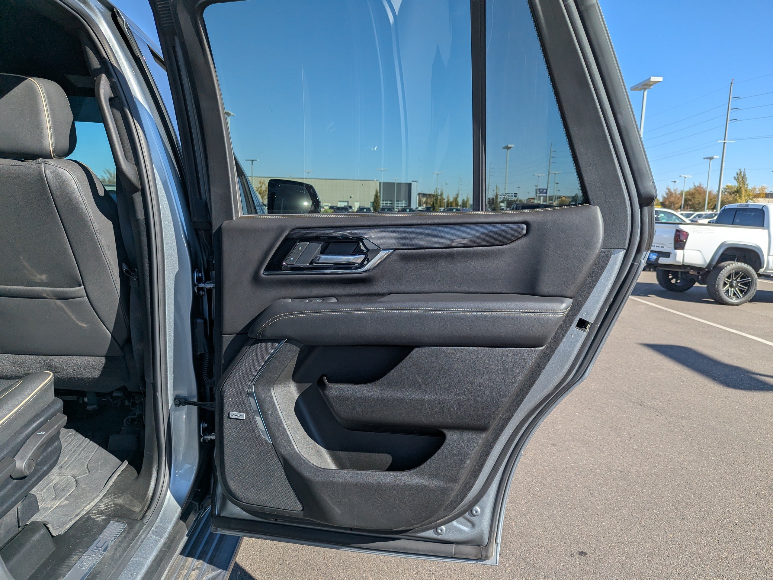 Used 2025 GMC Yukon Elevation AWD/4WD image 41