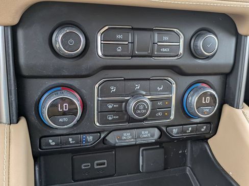 Used 2024 Chevrolet Tahoe Premier RWD image 16