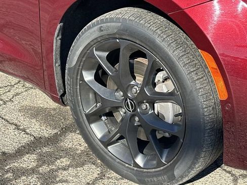 Used 2023 Chrysler Pacifica Limited w/ S Appearance Package image 7