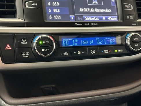 Used 2019 Toyota Highlander XLE FWD image 19