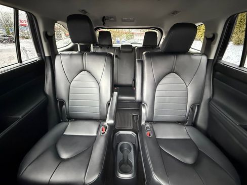 Certified 2023 Toyota Highlander XLE image 16