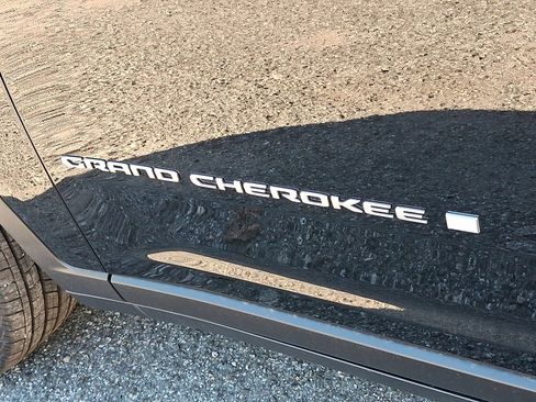 New 2025 Jeep Grand Cherokee Limited image 17