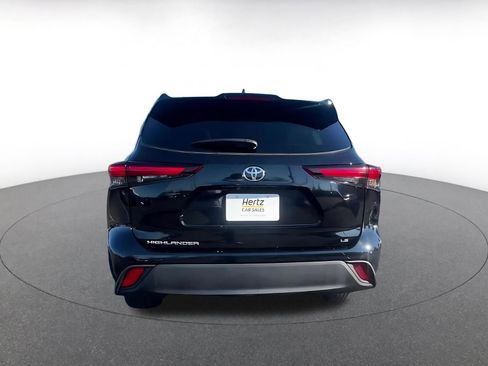 Used 2025 Toyota Highlander LE image 12