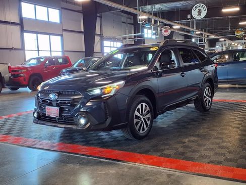Used 2024 Subaru Outback Premium AWD/4WD image 3