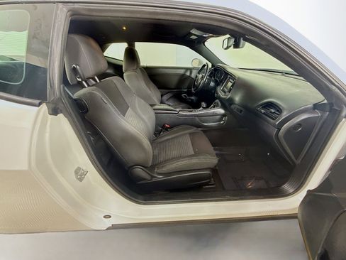 Used 2016 Dodge Challenger SXT image 27