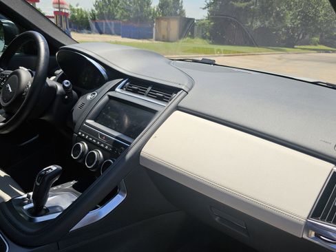 Used 2018 Jaguar E-PACE SE image 33