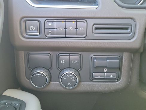 Used 2021 Chevrolet Tahoe LT w/ LT Signature Package image 17