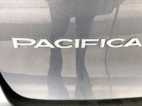 Used 2018 Chrysler Pacifica Touring-L Plus w/ Advanced Safetytec Group image 9