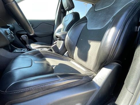 Used 2019 Jeep Cherokee Latitude Plus FWD image 10