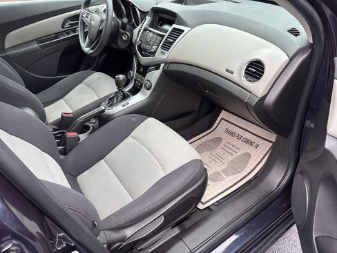 Used 2014 Chevrolet Cruze LS image 8