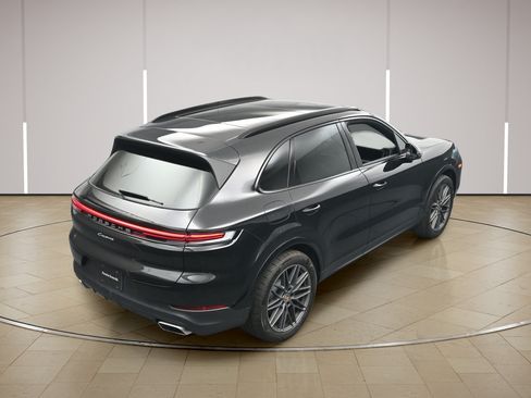 Certified 2025 Porsche Cayenne AWD/4WD image 34