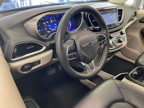 Used 2024 Chrysler Pacifica Select image 13