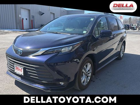 Used 2025 Toyota Sienna XLE w/ XLE Plus Package image 1