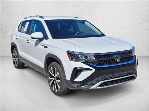 Used 2024 Volkswagen Taos SE image 3