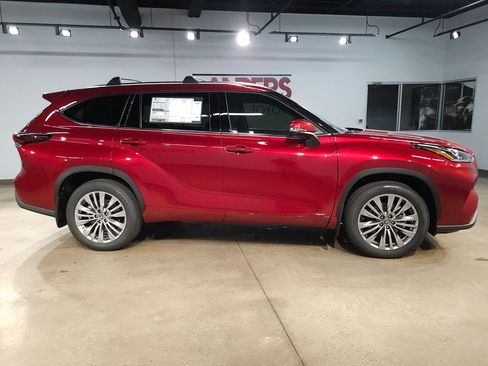 New 2026 Toyota Highlander Platinum AWD/4WD image 8