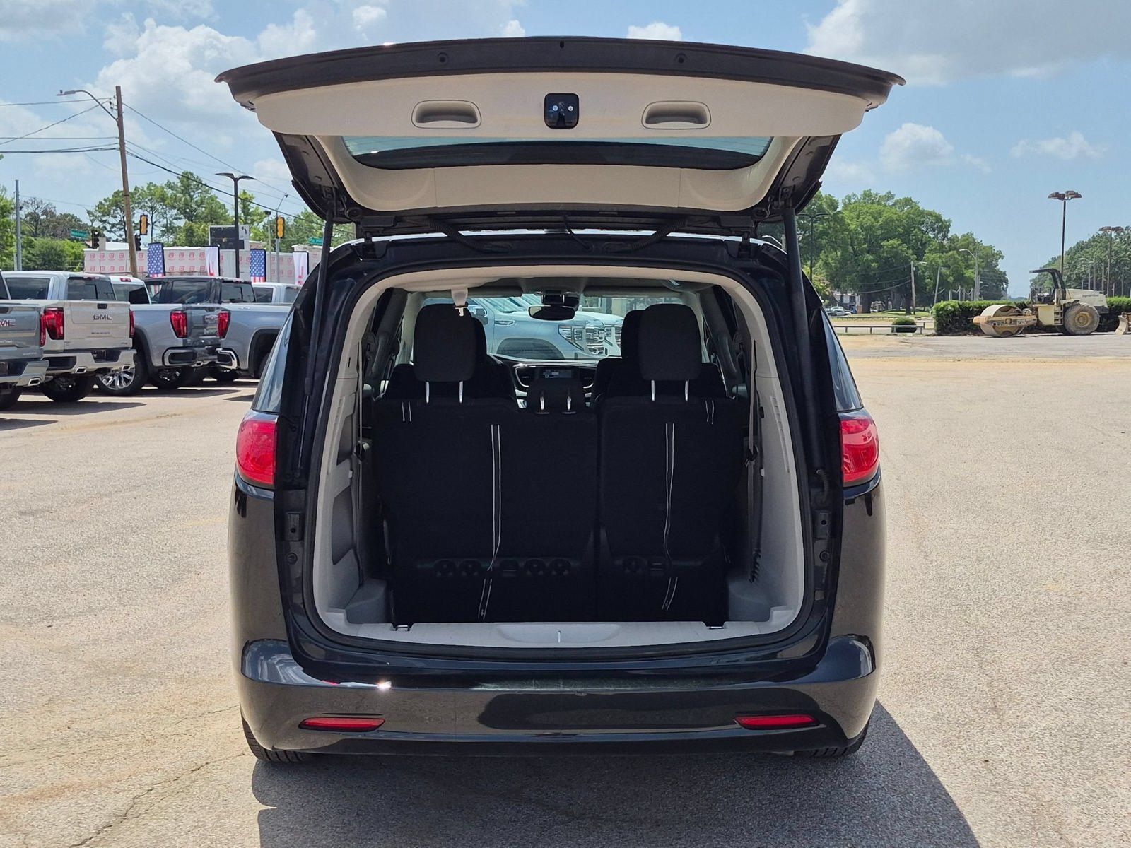 Used 2023 Chrysler Voyager LX FWD image 4