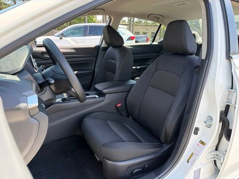Used 2025 Nissan Altima 2.5 SV FWD image 18