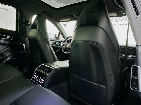 Used 2023 Porsche Panamera 4 Platinum Edition image 28