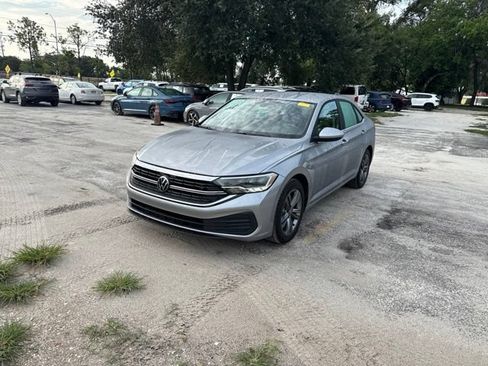 Used 2024 Volkswagen Jetta SE FWD image 2
