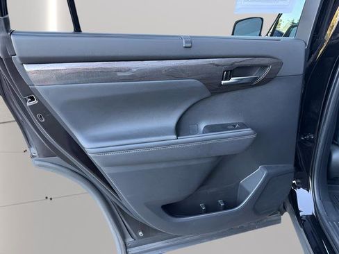 Used 2020 Toyota Highlander Platinum image 29