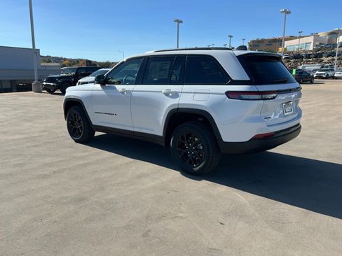 New 2025 Jeep Grand Cherokee 4WD image 3