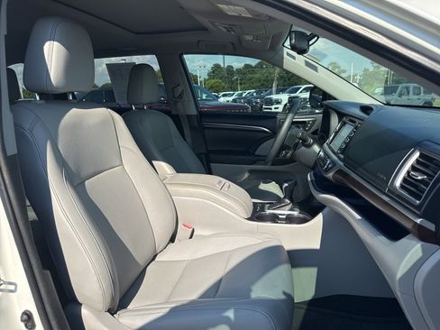 Used 2015 Toyota Highlander Limited image 32