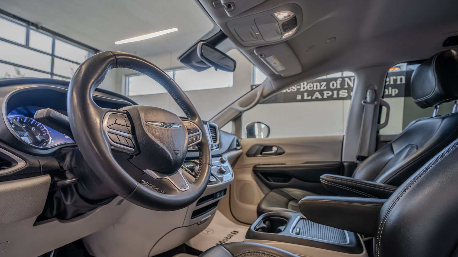 Used 2023 Chrysler Pacifica Touring-L FWD image 6