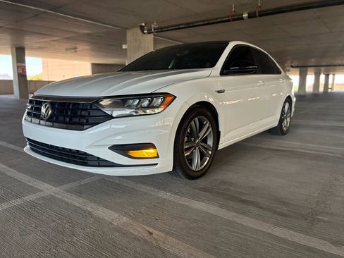 Used 2020 Volkswagen Jetta R-Line w/ R-Line Cold Weather Package FWD image 4