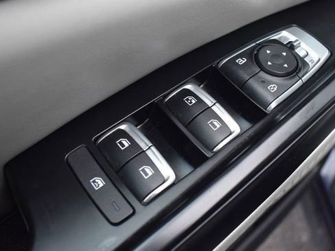 Used 2024 Kia Carnival LX FWD image 19