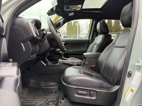 Used 2023 Toyota Tacoma TRD Off-Road w/ TRD Premium Off Road Package image 18