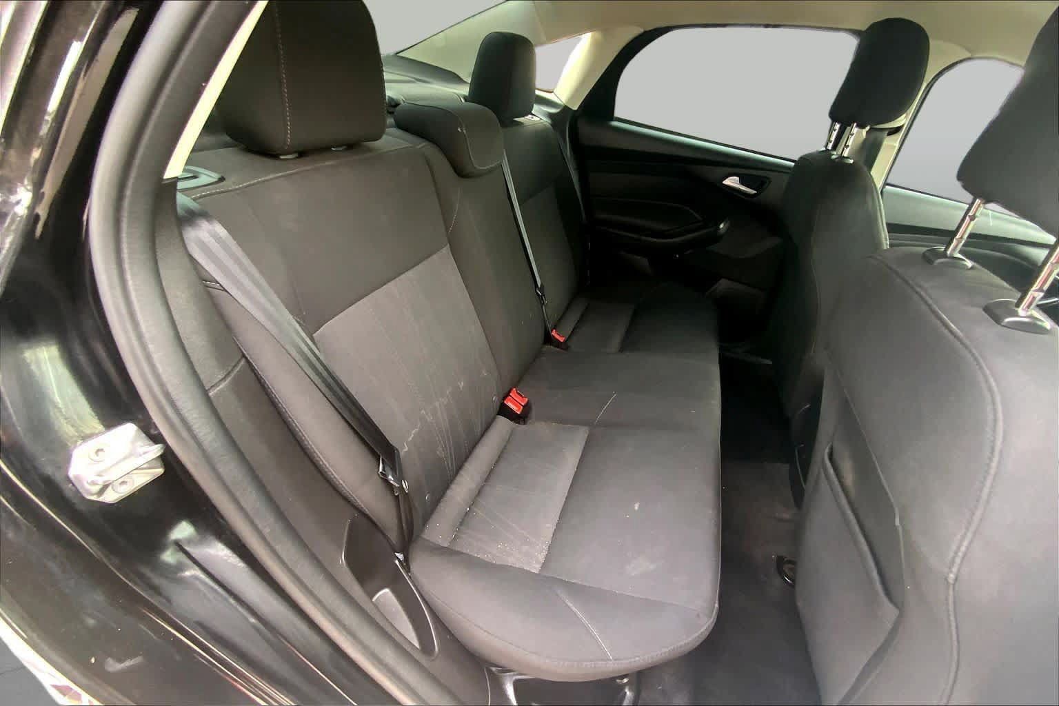 Used 2018 Ford Focus SE w/ SE Appearance Package FWD image 20