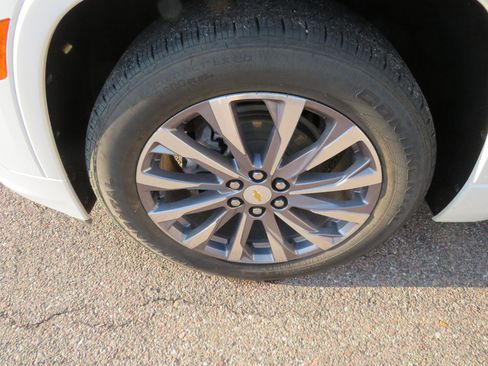 Used 2023 Chevrolet Traverse Premier image 2