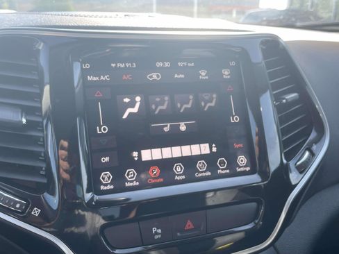 Used 2019 Jeep Cherokee Limited FWD image 26