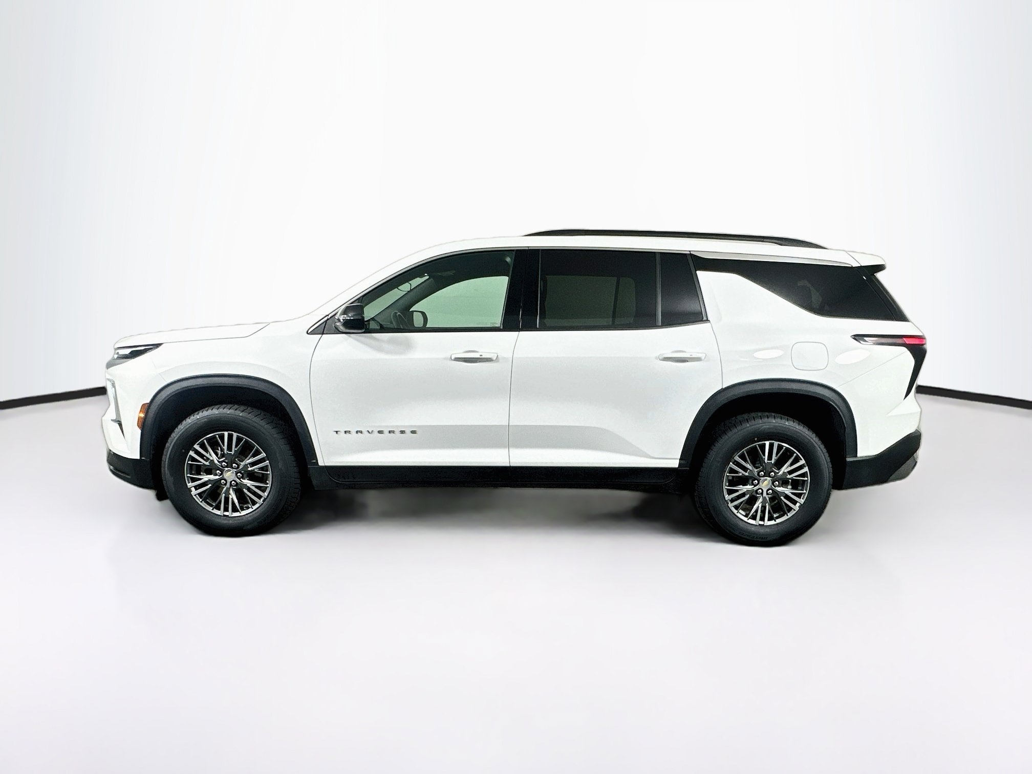 Used 2025 Chevrolet Traverse LT FWD image 4