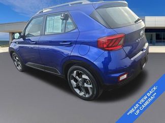 Used 2023 Hyundai Venue SEL video 3