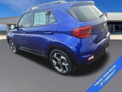 Used 2023 Hyundai Venue SEL image 3