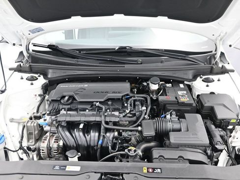 Used 2025 Hyundai Elantra Limited FWD image 16