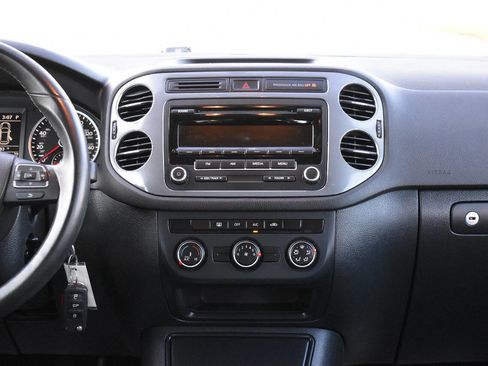 Used 2014 Volkswagen Tiguan S image 22