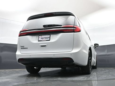 Used 2023 Chrysler Pacifica Touring-L FWD image 46