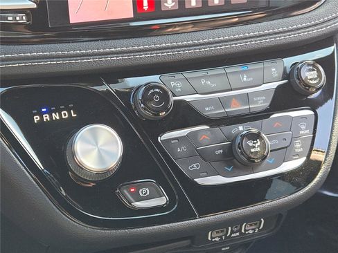 Certified 2022 Chrysler Pacifica Touring-L w/ Uconnect Theater Family Group image 33