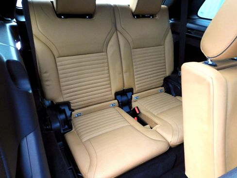 Used 2017 Land Rover Discovery HSE Luxury image 18