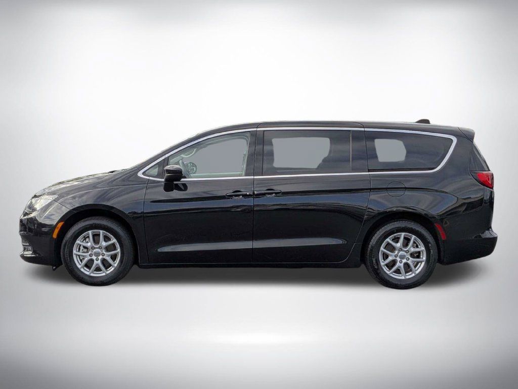 Used 2022 Chrysler Voyager LX FWD image 7