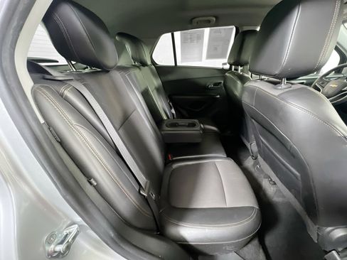 Used 2022 Chevrolet Trax LT w/ LT Convenience Package image 24