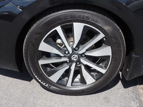 Used 2023 Nissan Sentra SV w/ SV Premium Package FWD image 9