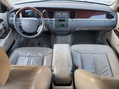 Used 2006 Lincoln Town Car Signature Limited image 24