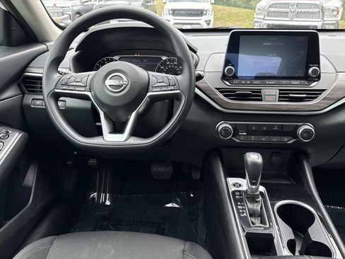 Used 2024 Nissan Altima 2.5 SV FWD image 8