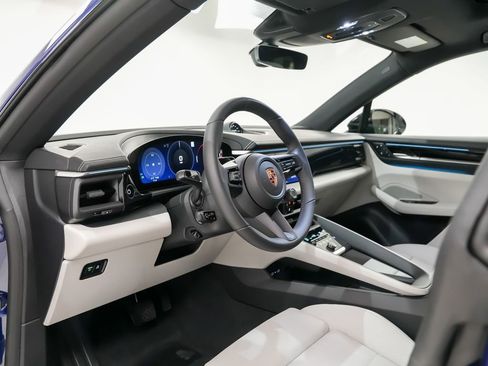 New 2026 Porsche Macan 4 Electric image 4