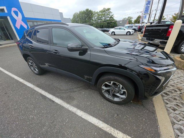 Used 2024 Chevrolet Trax LT w/ Driver Confidence Package FWD image 2